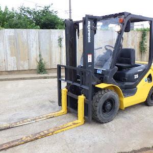 Xe nâng dầu 2.5 tấn Komatsu FD25T-17 số tự động