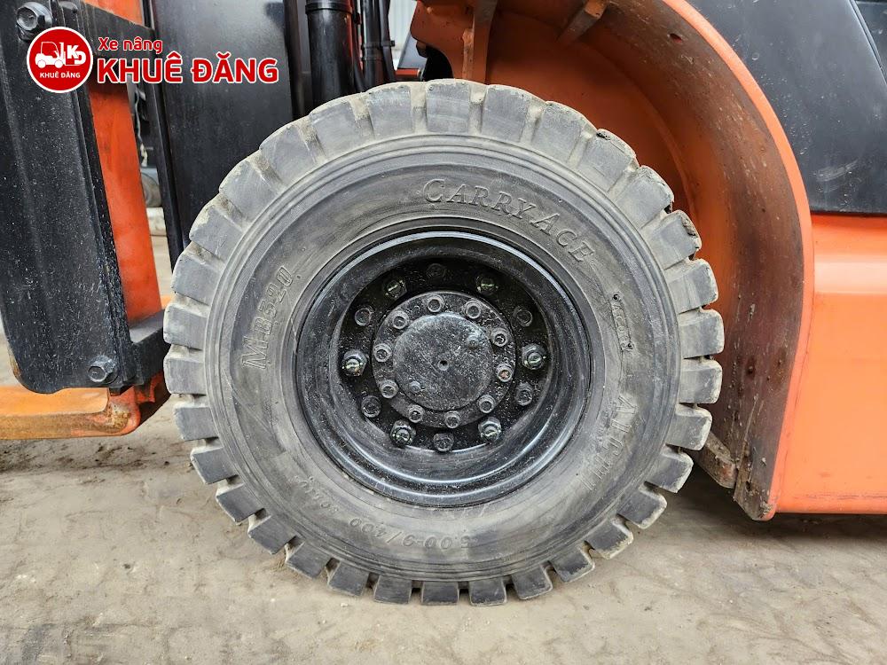Bánh trước xe nâng Toyota 8FB15 là bánh đặc 600-9 còn mới