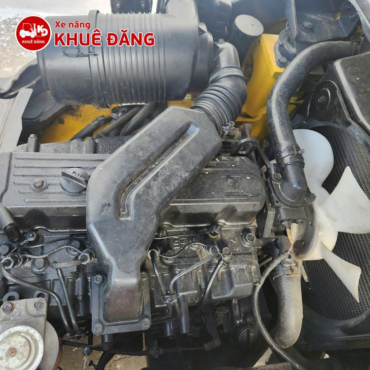 Xe nâng dầu 2.5 tấn Komatsu FD25C-16 số sàn, nâng cao 4.5m, ty giữa chui cong