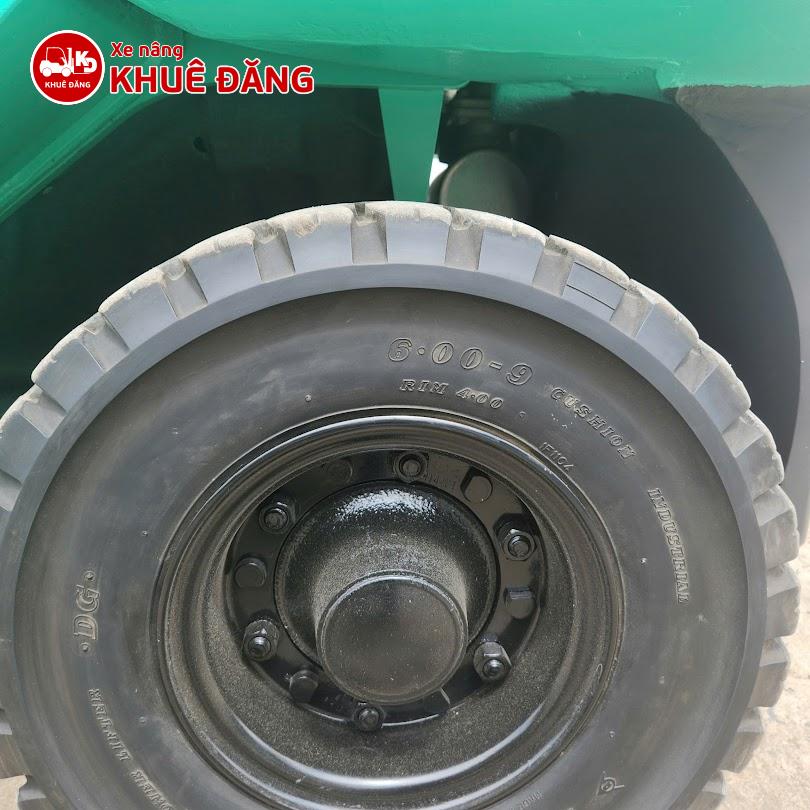Lốp đặc không có van bơm hơi, thường có chữ Solid hoặc Cushion