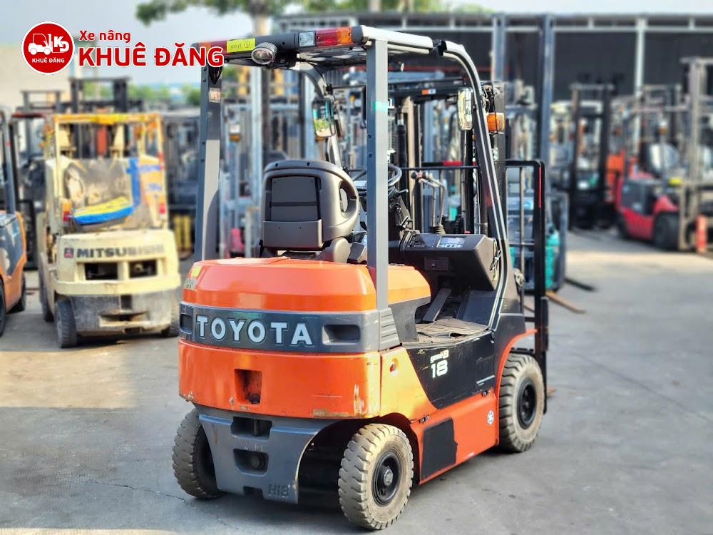 Xe nâng điện ngồi lái 1.8 tấn Toyota 8FBH18, ty giữa chui công