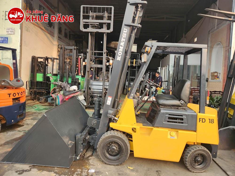Xe nâng dầu 1.8 tấn Komatsu FD18 gắn gầu xúc