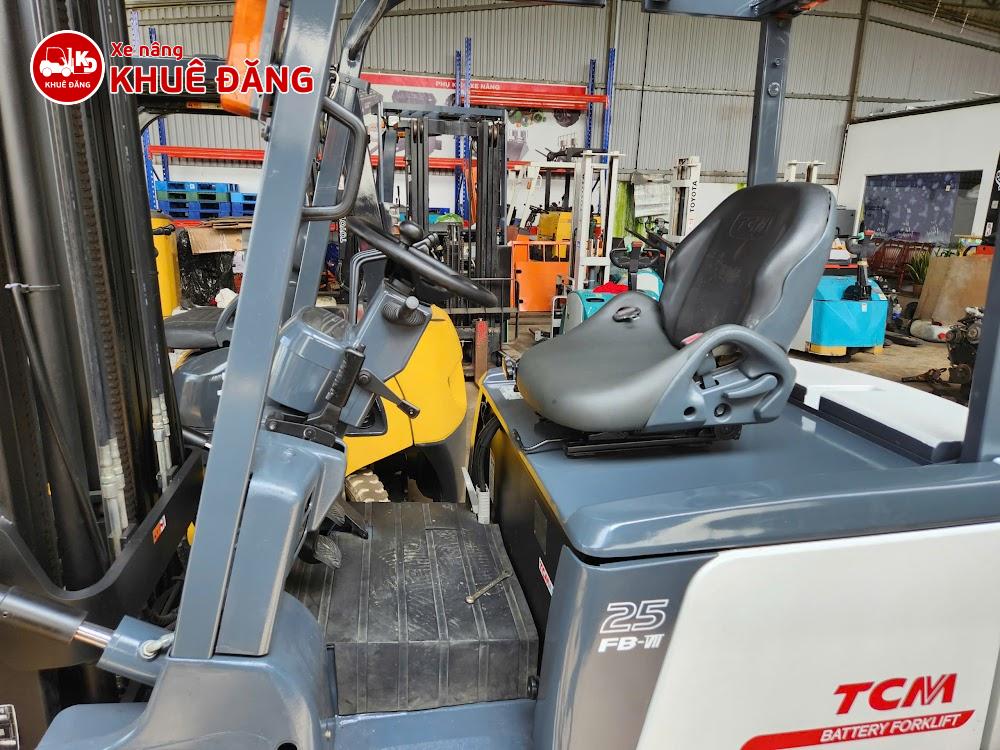 Xe nâng điện ngồi lái 2.5 tấn TCM FB25-7, 4m, đóng mở càng