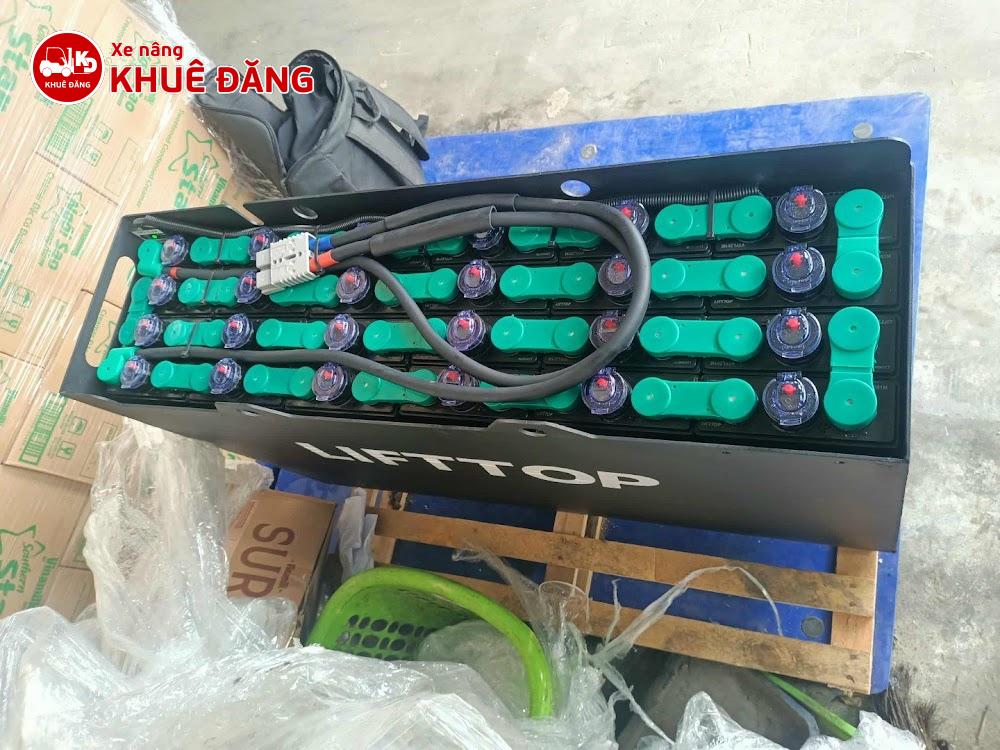 Thay bình điện Lifttop 48V/201Ah cho xe nâng điện đứng lái 1 tấn