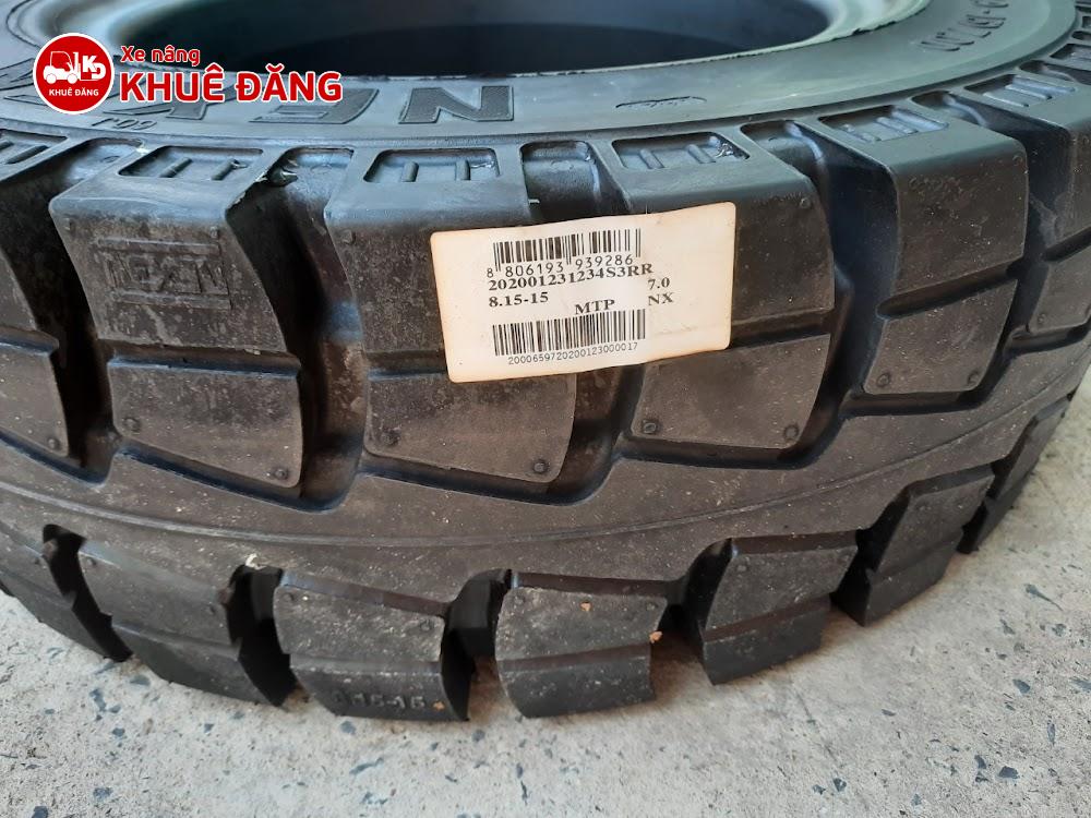 Lốp xe nang màu đen là loại được sử dụng phổ biến nhất