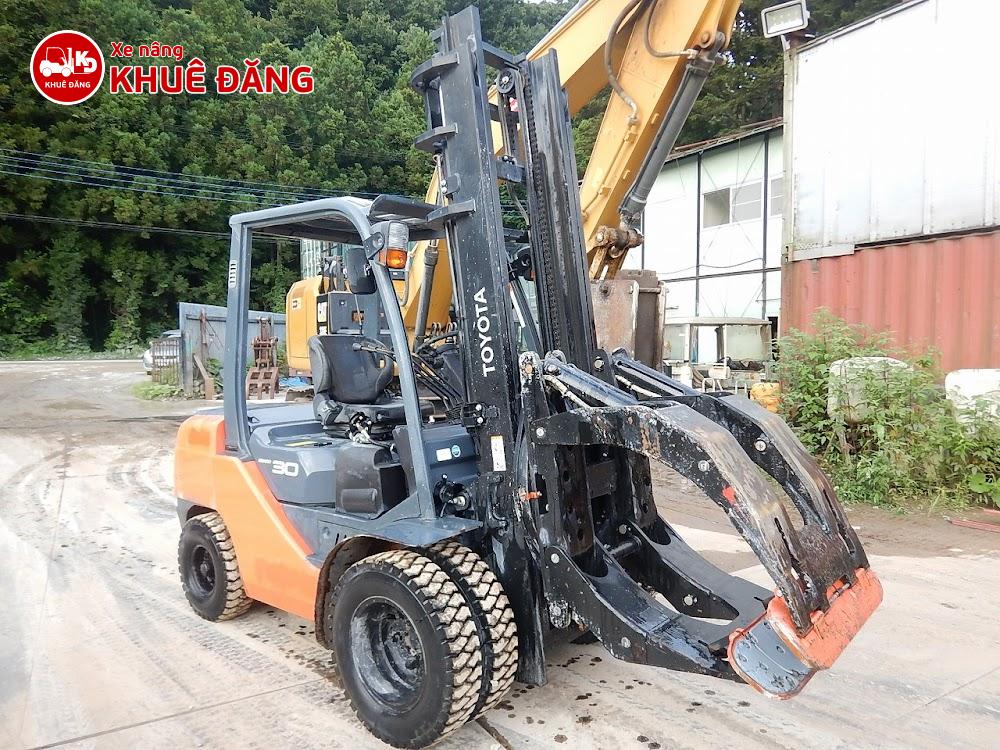 Xe nâng Toyota lắp bộ kẹp giấy tròn xoay 360 độ linh hoạt cho nhà máy giấy