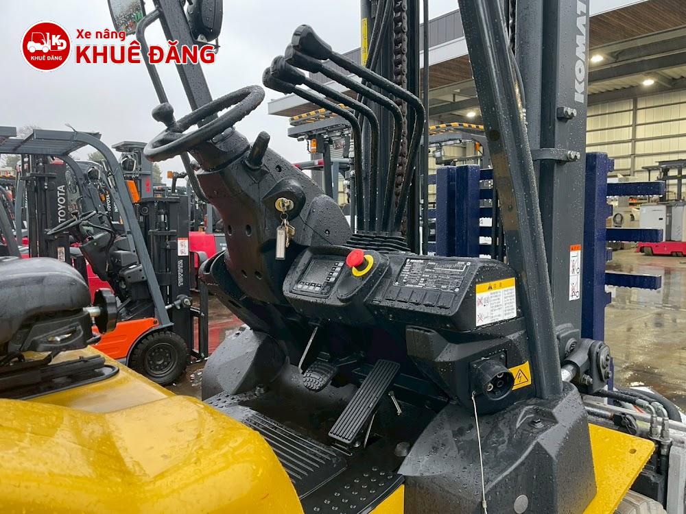 Xe nâng điện ngồi lái Komatsu FE30-2
