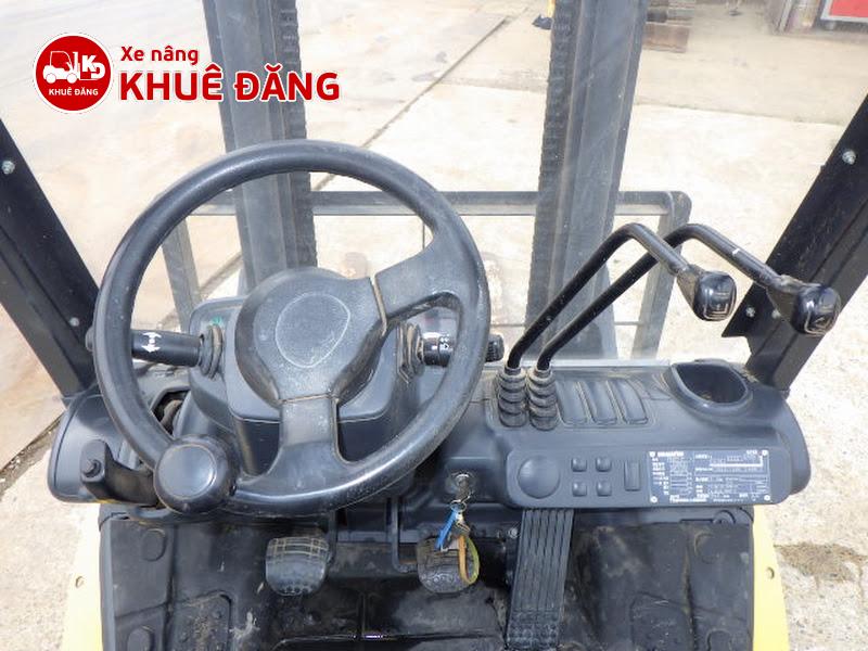 Vô lăng được thiết kế tối ưu. Cần điều khiển thủy lực bố trí ngay bên tay phải, hành trình ngắn, thao tác nhẹ, phù hợp thao tác liên tục trong ca làm việc.