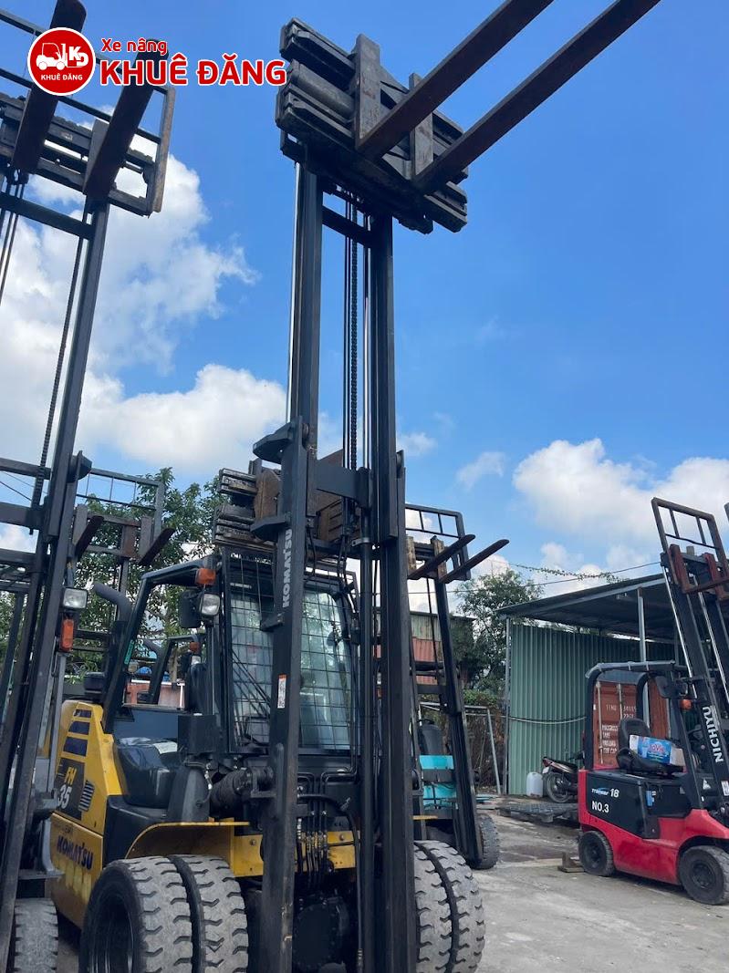Xe nâng dầu 3.5 tấn Komatsu FH35-2 có chiều cao nâng tối đa 4.5m