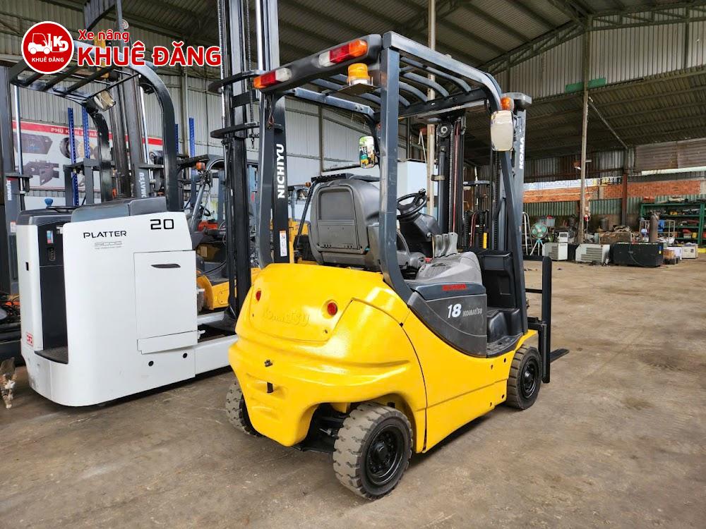 Xe nâng điện ngồi lái 1.8 tấn Komatsu FB18-12 và xe nâng điện đứng lái 2 tấn Nichiyu