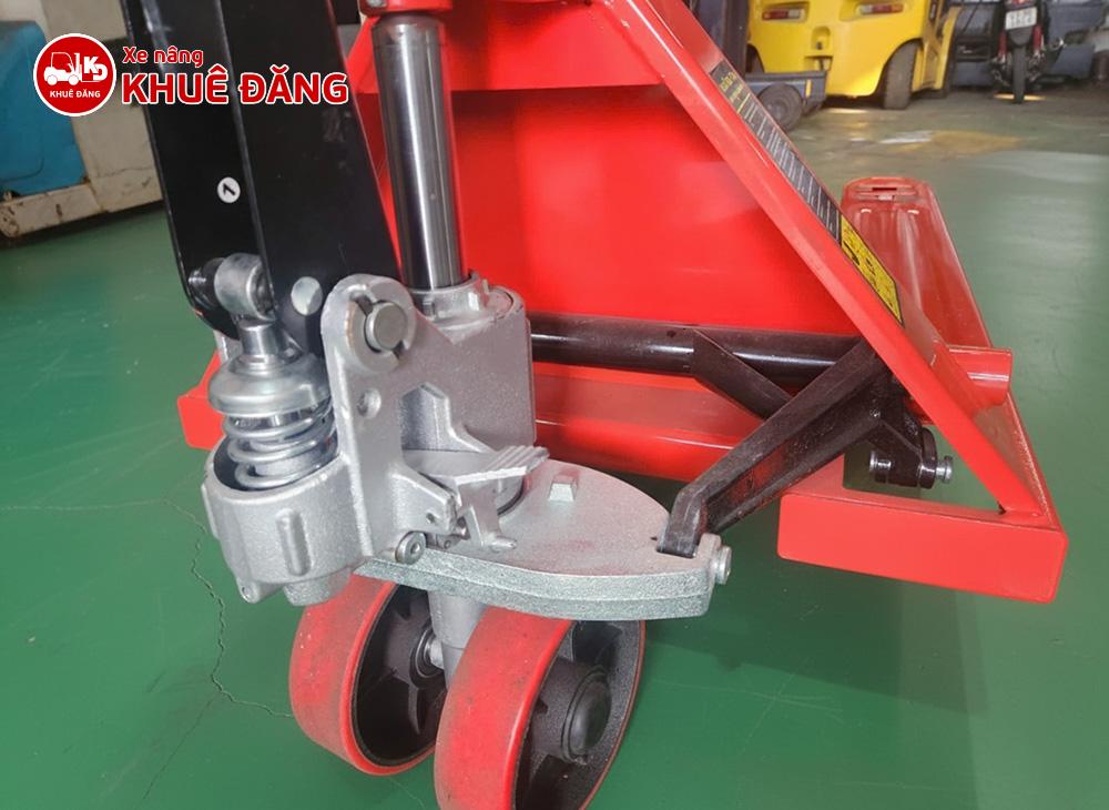 Xe sử dụng cụm bơm BF dễ sửa chữa, với chốt xả bằng chân tiện lợi