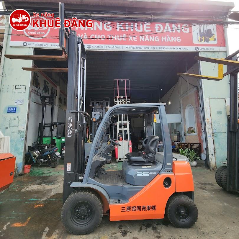 Xe đáp ứng tải trọng nâng 2000kg tại chiều cao 3000mm, phù hợp đa dạng nhu cầu kho bãi.