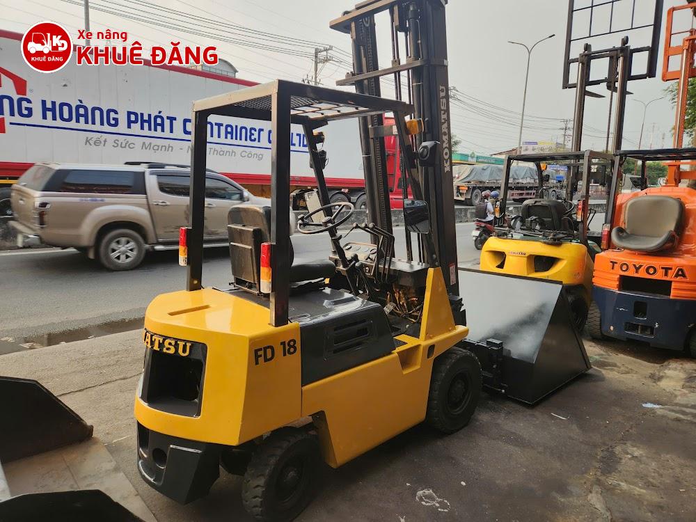 Xe nâng dầu 1.8 tấn Komatsu FD18 gắn gầu xúc