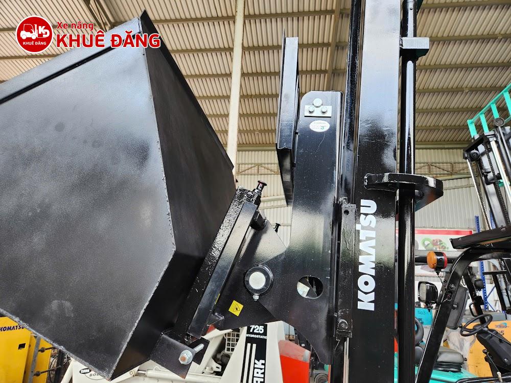 Xe dùng bộ gật gù để gắn gầu xúc vào