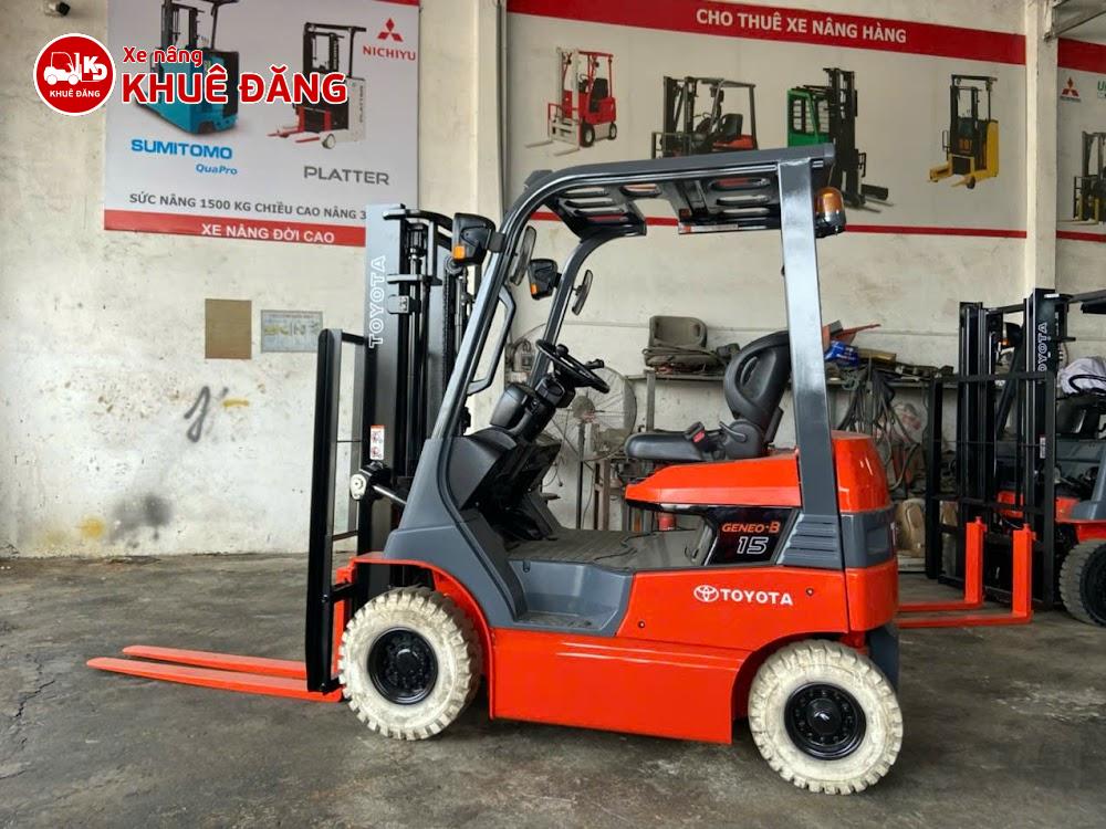 Xe nâng điện ngồi lái 1.5 tấn Toyota 7FB15, nâng cao 3m, bánh trắng