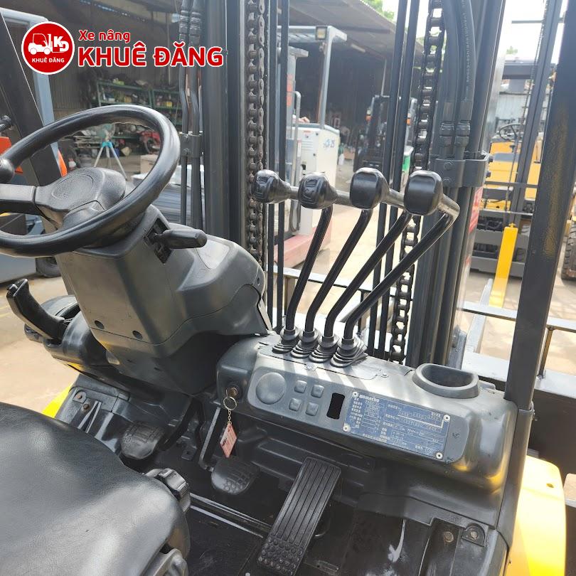 Các cần điều khiển của xe nâng gắn kẹp vuông