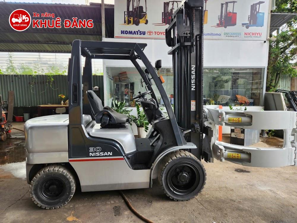 Xe nâng dầu 3 tấn Nissan gắn kẹp giấy