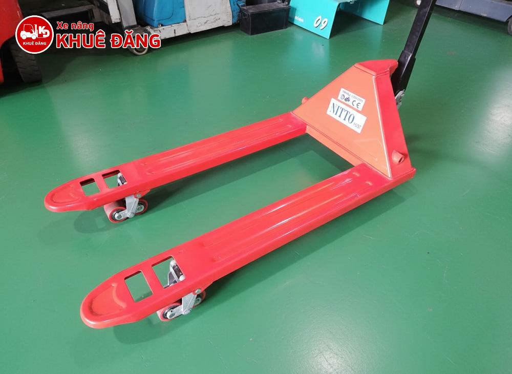 Xe nâng tay thấp 3 tấn càng rộng Nitto mới 100%