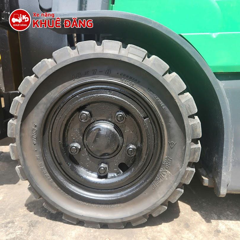 Bánh trước Xe nâng điện ngồi lái 3 bánh 1.8 tấn Toyota 7FBE18 là bánh đặc 18x7-8