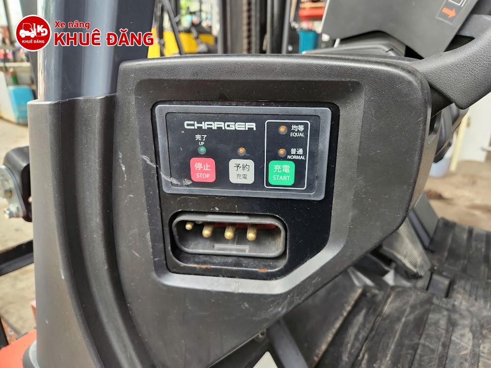 Cổng sạc trên Xe nâng điện Toyota 8FB15