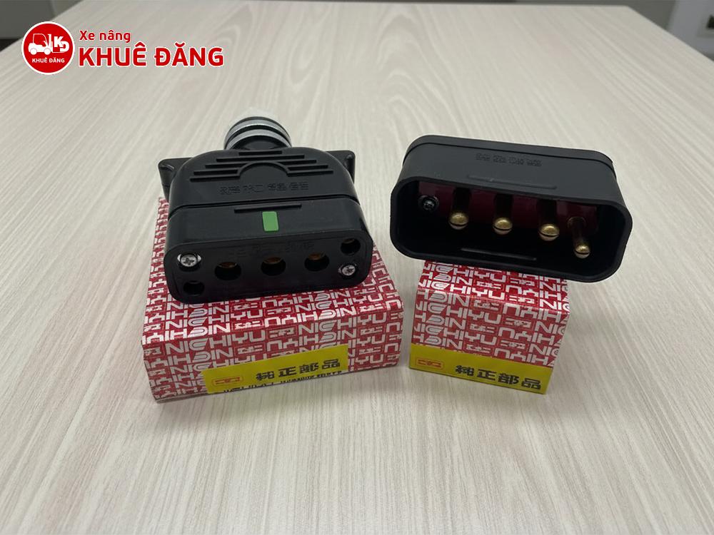 Giắc cắm sạc xe nâng điện