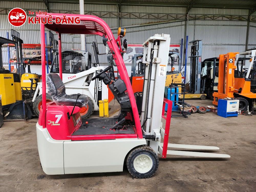 Xe nâng điện ngồi lái 700kg Toyota 3FBK7 màu hồng, 2.5m, SX 2004