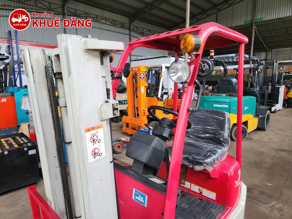 Xe nâng điện ngồi lái 700kg Toyota 3FBK7 màu hồng, 2.5m, SX 2004