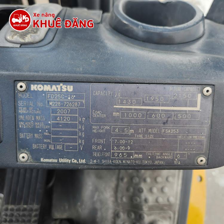 Xe nâng dầu 2.5 tấn Komatsu FD25C-16 số sàn, nâng cao 4.5m, ty giữa chui cong