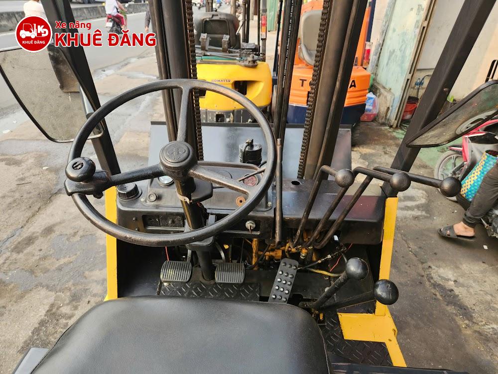 Xe nâng dầu 1.8 tấn Komatsu FD18 gắn gầu xúc