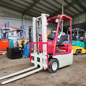 Xe nâng điện ngồi lái 700kg Toyota 3FBK7 màu hồng, 2.5m, SX 2004