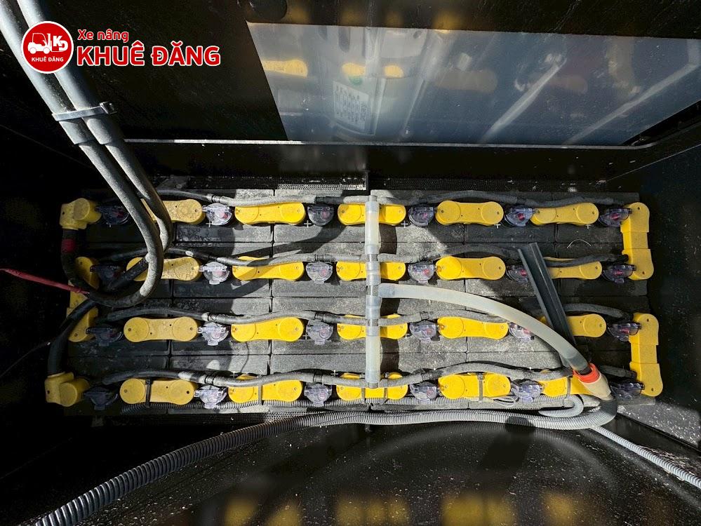 Xe nâng điện ngồi lái 1 tấn Sumitomo sử dụng bình điện GS Yuasa VCF320 48V/320Ah