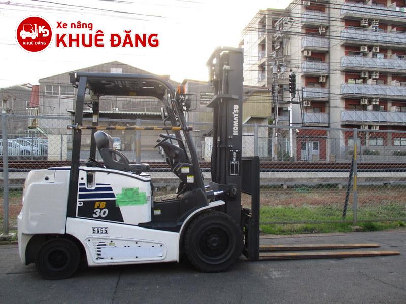 1947-Xe nâng điện ngồi lái 3 tấn Komatsu FB30-12