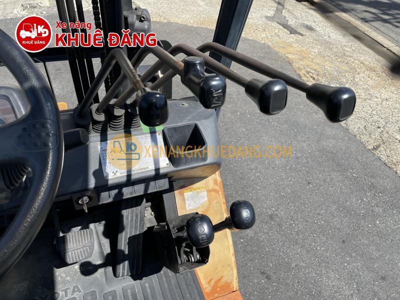 1833-Xe nâng dầu 1.5 tấn Toyota 7FD15