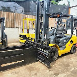 Xe nâng dầu 3 tấn Komatsu FD30T-17 gắn kẹp vuông, 4m