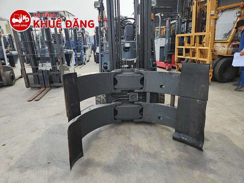 Bộ kẹp cuộn giấy tròn trên xe nâng điện 2.5 tấn NISSAN