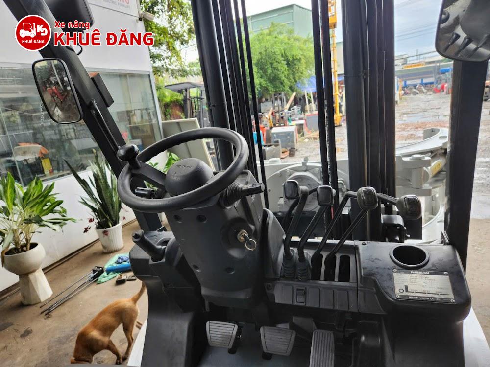 Xe nâng dầu 3 tấn Nissan gắn kẹp giấy