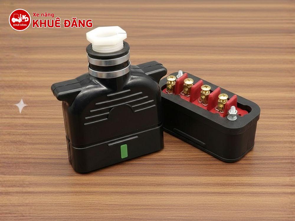 Giắc cắm sạc xe nâng điện