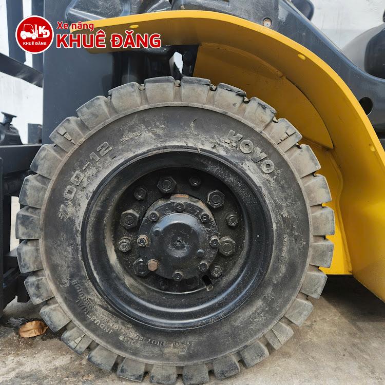 Xe nâng dầu 2.5 tấn Komatsu FD25C-16 số sàn, nâng cao 4.5m, ty giữa chui cong