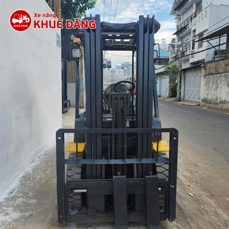 Xe nâng dầu 2.5 tấn Komatsu FD25C-16 số sàn, nâng cao 4.5m, ty giữa chui cong