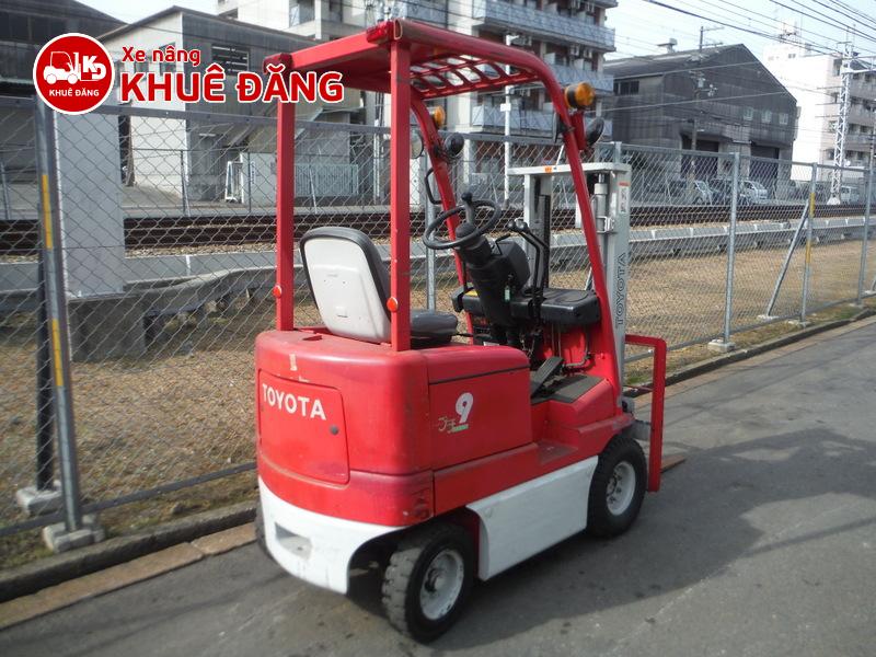 1926-Xe nâng điện ngồi lái 900kg Toyota 3FB9