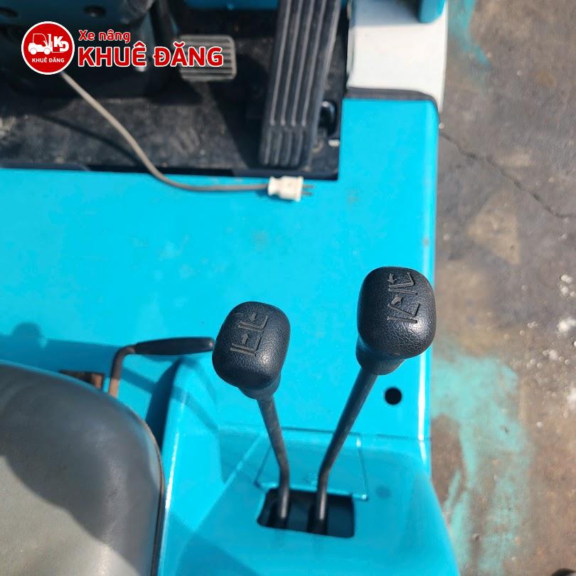 Các cần điều khiển nâng hạ của Xe nâng điện ngồi lái 500kg Toyota 3FBKL5