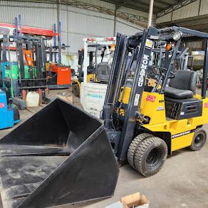 Xe nâng dầu 1.5 tấn Komatsu FD15 gắn gầu xúc, nâng cao 3m