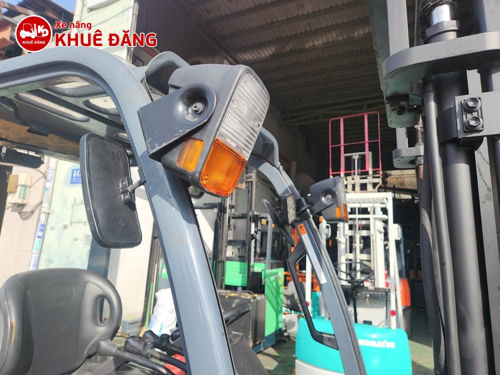 Xe nâng Toyota 02-8FD20 có đủ đèn, gương chiếu hậu
