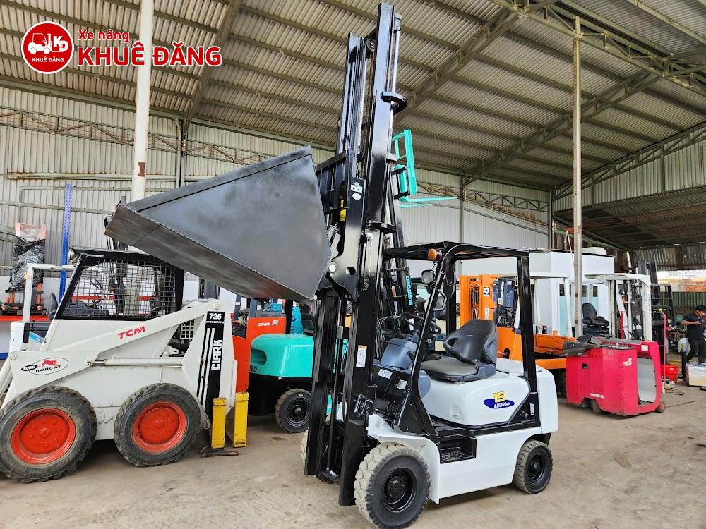 Xe nâng dầu xúc nâng 1.5 tấn Komatsu FD15T-16