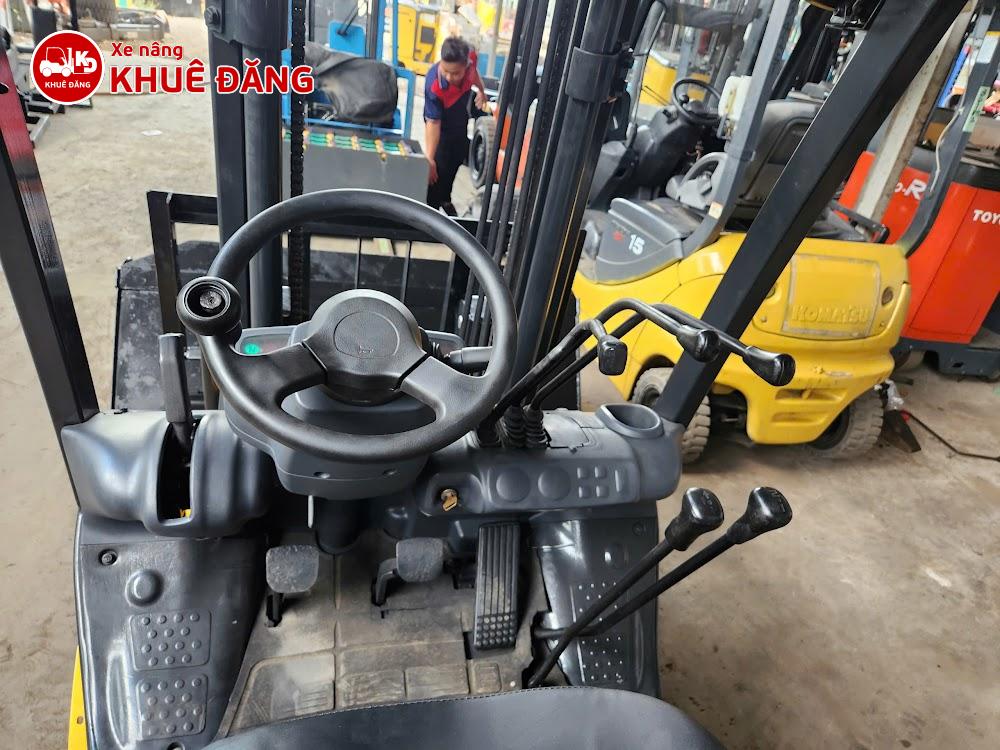 Khoang lái và hệ thống cần gạt điều khiển thủy lực gật gù gầu xúc xe nâng Komatsu 1.5 tấn.