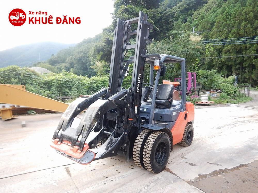 Xe nâng dầu 3 tấn Toyota 02-8FD30 số tự động, kẹp giáy tròn nâng cao 4m