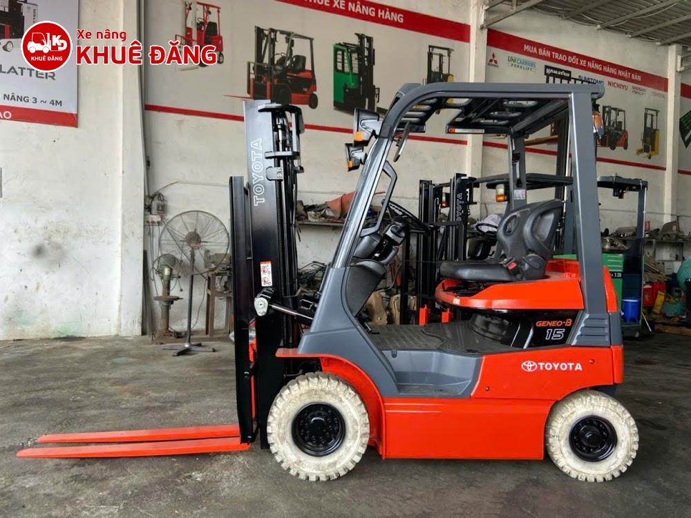 Xe nâng điện ngồi lái 1.5 tấn Toyota 7FB15, nâng cao 3m, bánh trắng cho sàn nhà sạch