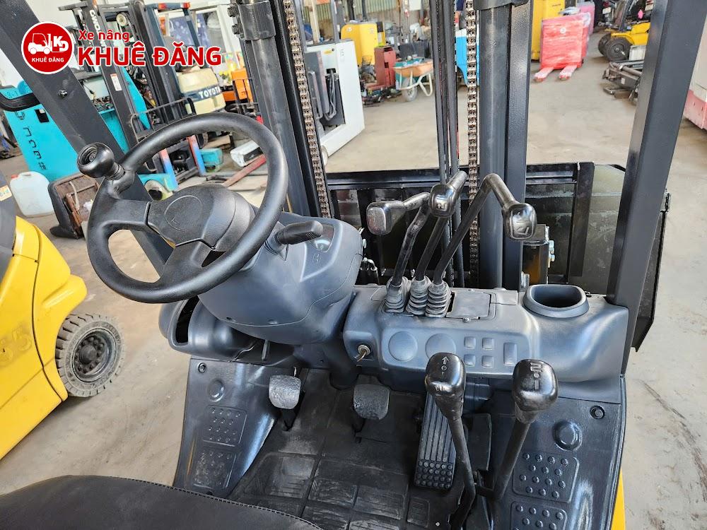 Xe nâng dầu 1.5 tấn Komatsu FD15C-18 gắn gầu xúc - Chi tiết cabin