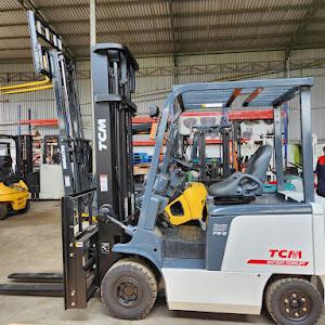Xe nâng điện ngồi lái 2.5 tấn TCM FB25-7, 4m, đóng mở càng
