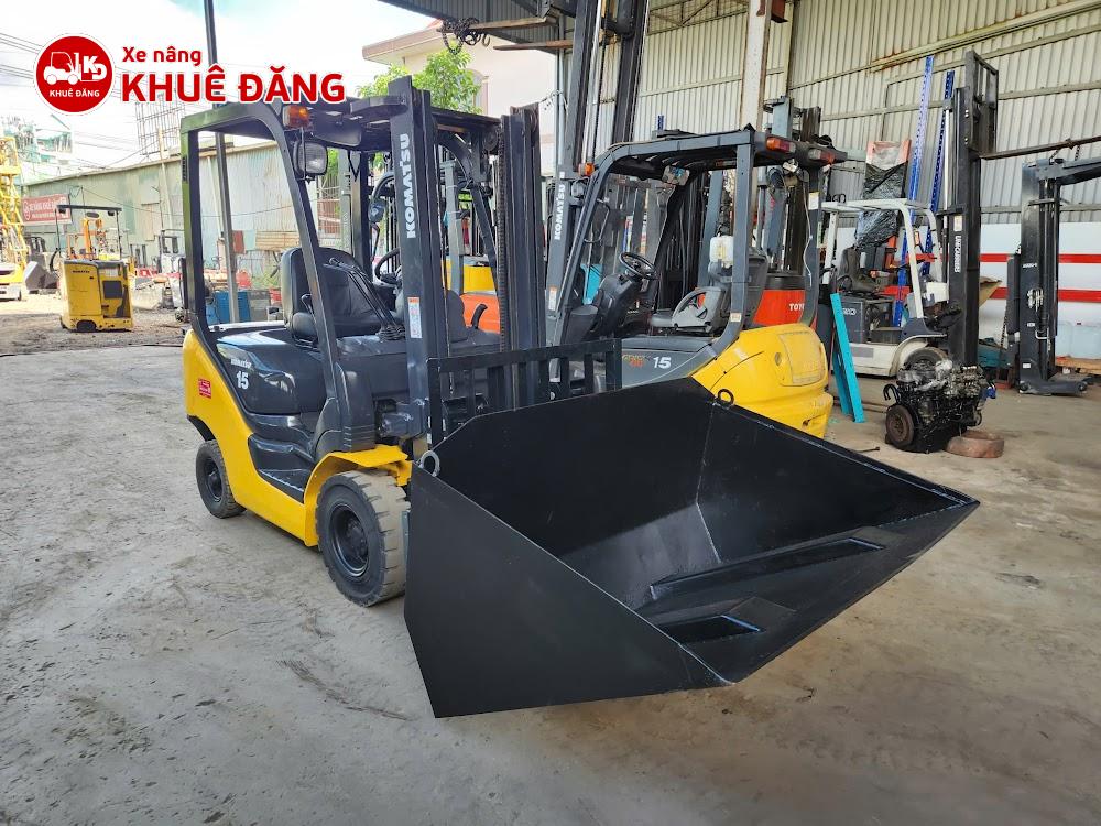 Xe nâng dầu 1.5 tấn Komatsu FD15C-18 gắn gầu xúc - Kiểm tra gầu xúc